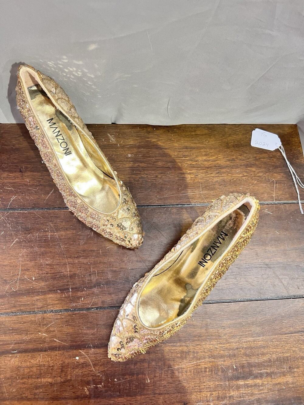 gold pumps are from the brand Manzoni Size 7 TG2024